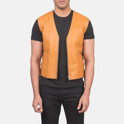 Men's Brandon Camel Marron Gilet en Cuir pour Homme in Tan Brown Sheepskin Leather - Vue de face &amp; silhouette ajustée | Acheter en ligne
