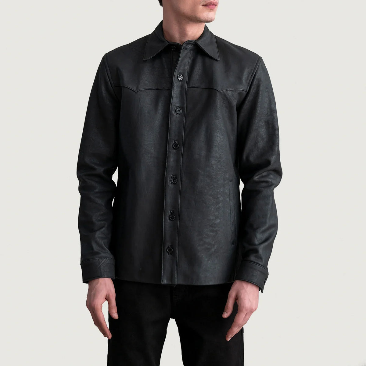 Bronco Tumbled Noir Leather Shirt pour Homme - Vue de profil avec coupe de manche ergonomique
