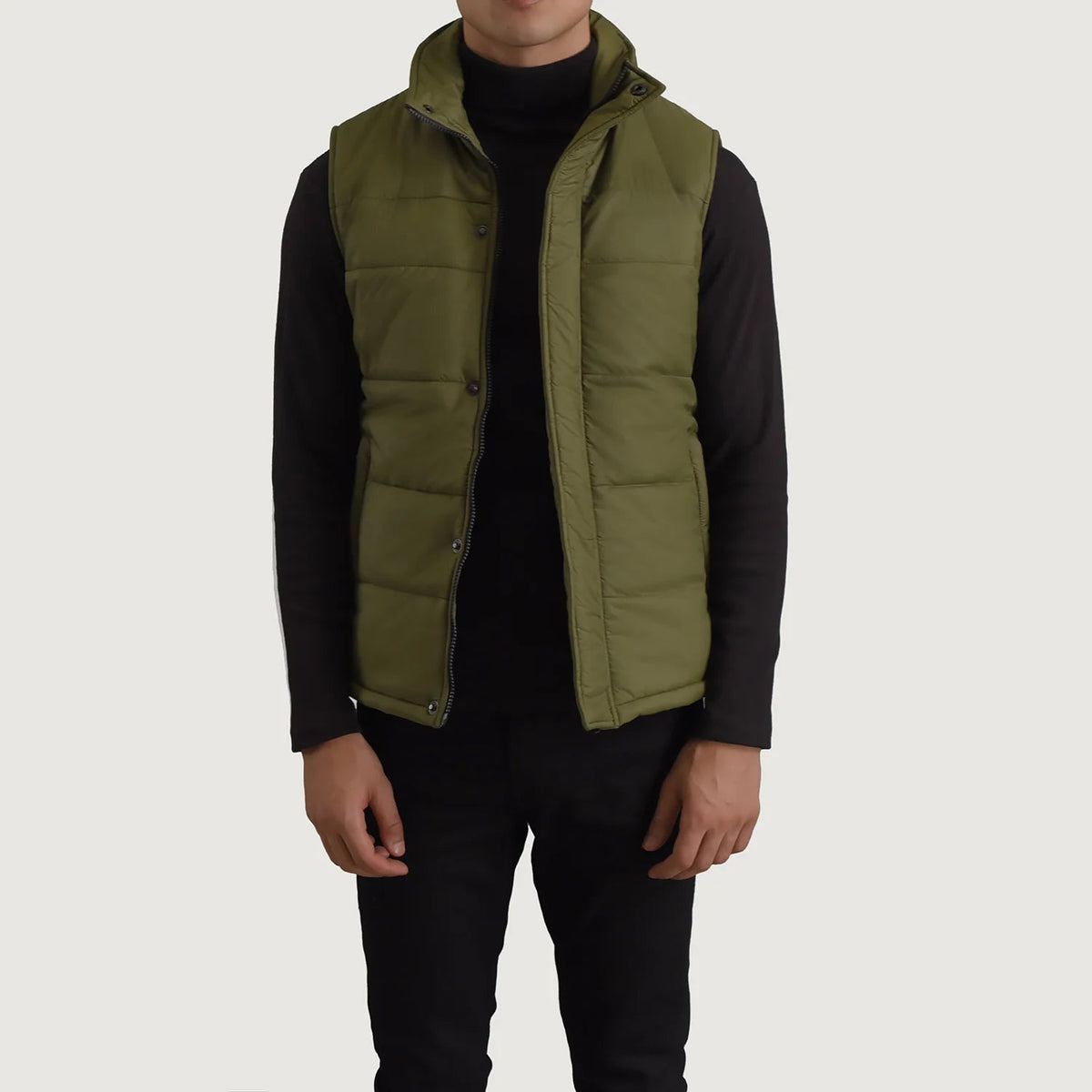Bryan Vert Puffer Vest pour Homme in Green Full-Grain Leather - Vue de face &amp; silhouette ajustée | Acheter en ligne