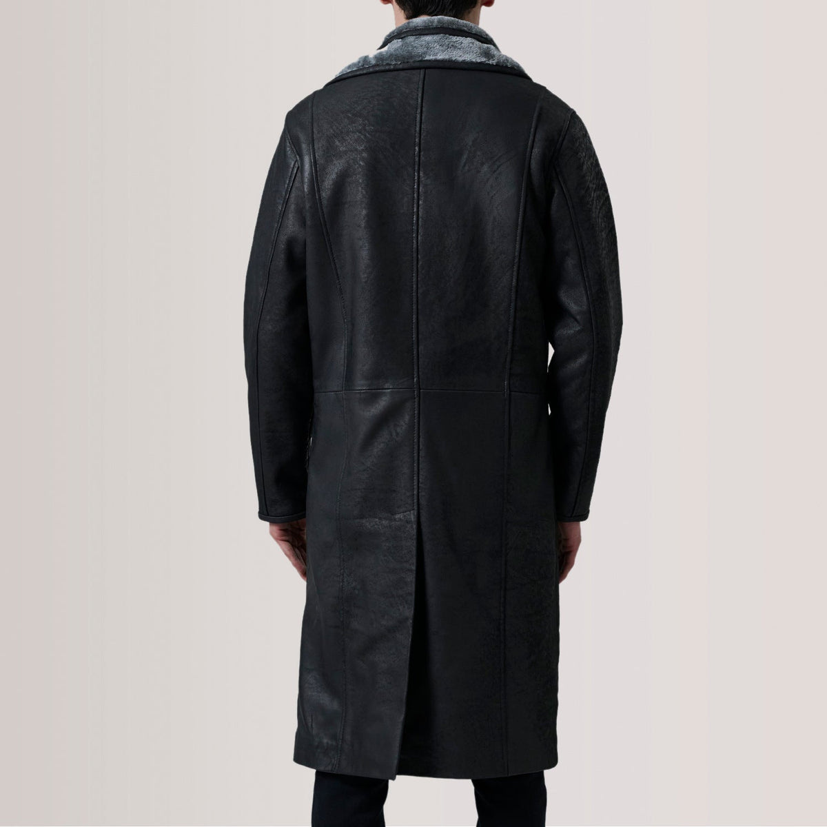Vue détaillée of Notch &amp; Button Hardware on Cai Patine Usée Noir Leather Shearling Manteau en Cuir pour Homme For Men