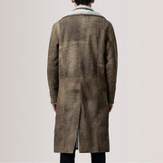 
Vue détaillée of Notch & Button Hardware on Cai Marron Vieilli Leather Shearling Manteau en Cuir pour Homme For Men