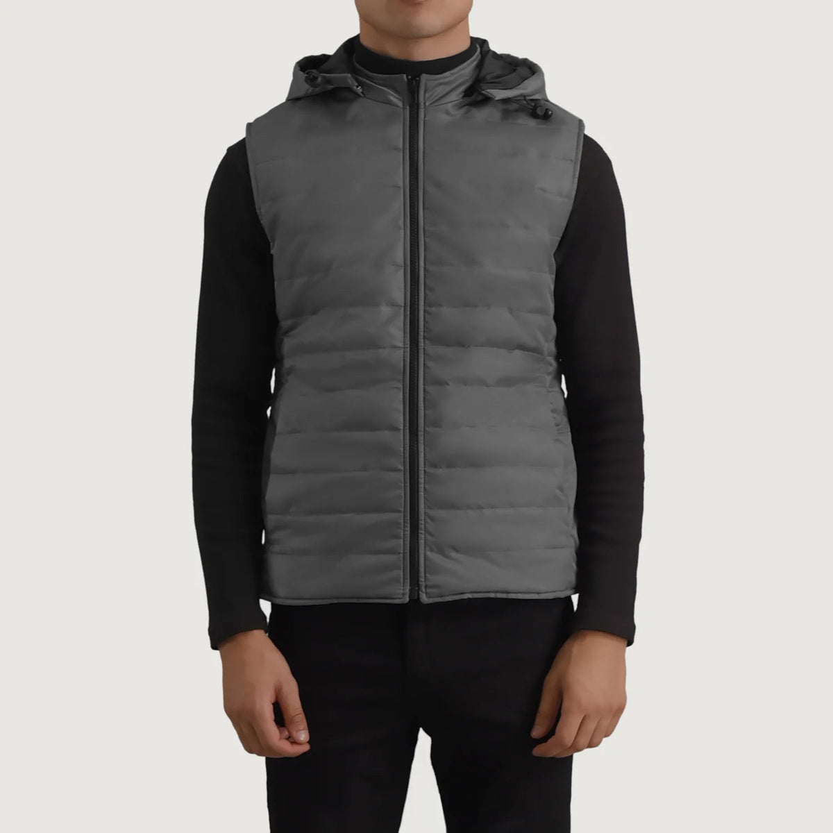 Vue détaillée of Classic Collar &amp; Zipper Hardware on Carlo Gris Hooded Puffer Vest pour Homme