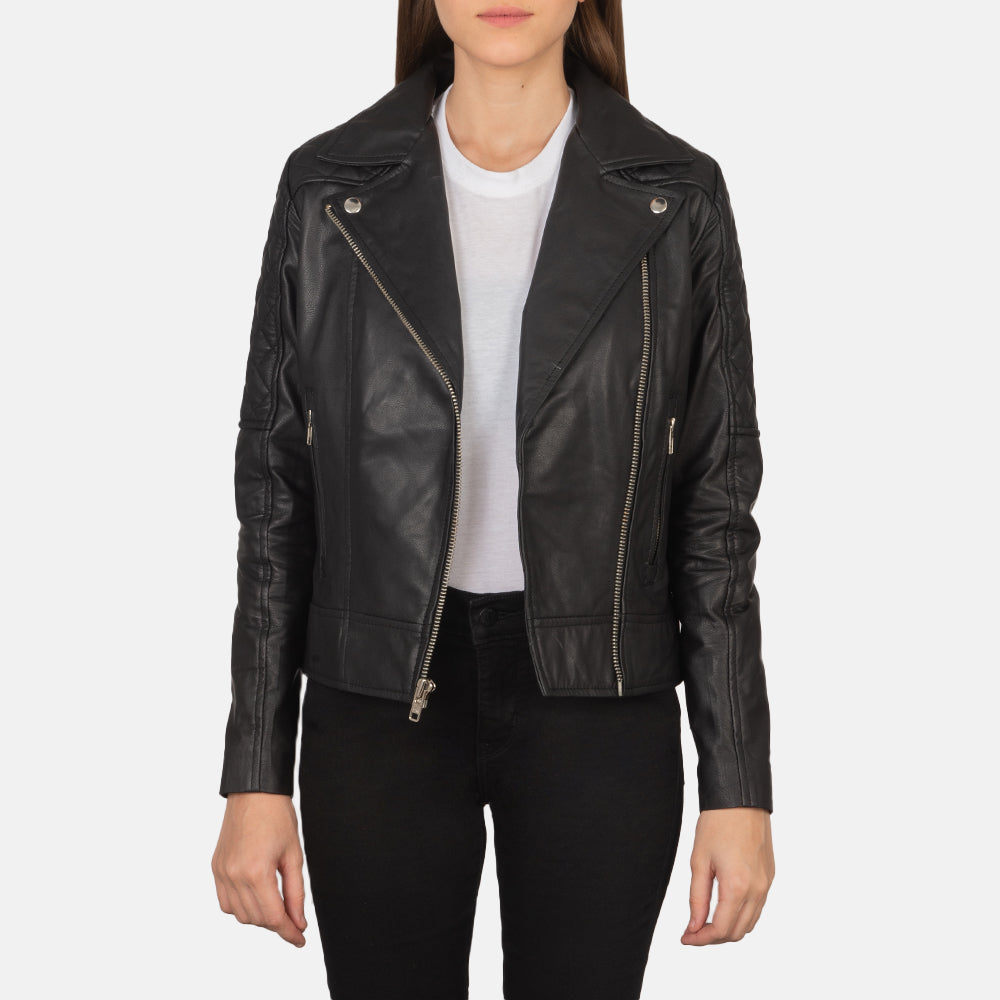 
Carolyn Quilted Black Biker Jacket in Black Goatskin Leather - Vue de face & silhouette ajustée | Acheter en ligne