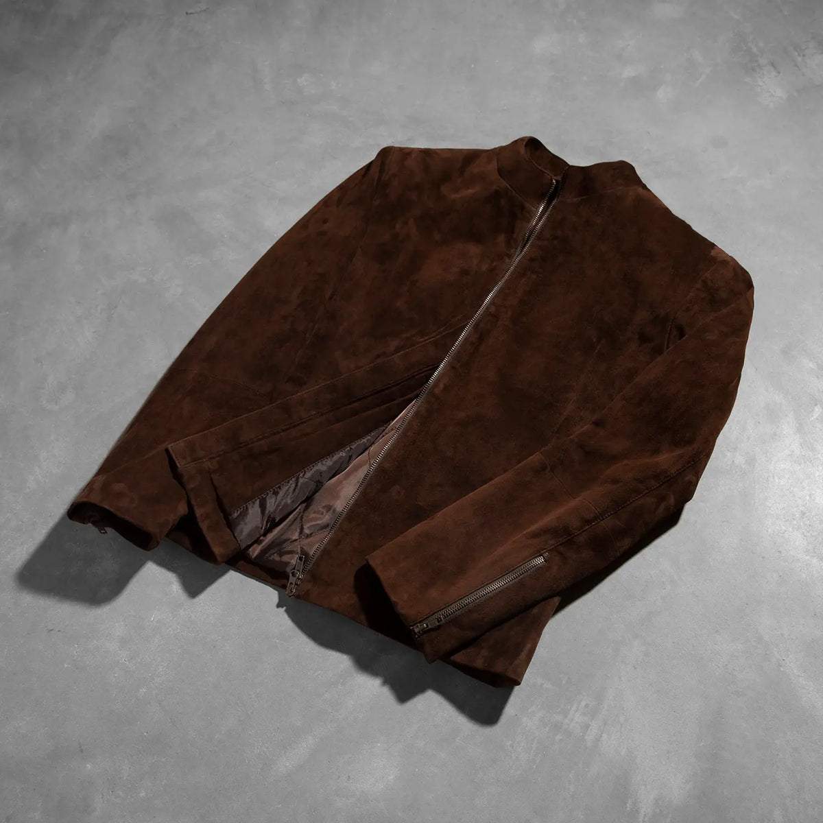 Styled Fit Perspective of Men's Charcoal Mocha Suede Veste Motard en Cuir pour Homme on Model - Natural Daylight Drape
