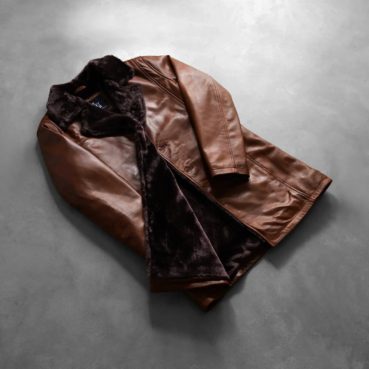 
Perspective portée de Cannelle Distressed Leather Fur Manteau en Cuir pour Homme sur modèle - Tombé naturel à la lumière du jour