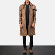 Men's Classic Marron Leather Duster pour Homme in Distressed Brown Sheepskin Snuffed - Vue de face &amp; silhouette ajustée | Acheter en ligne