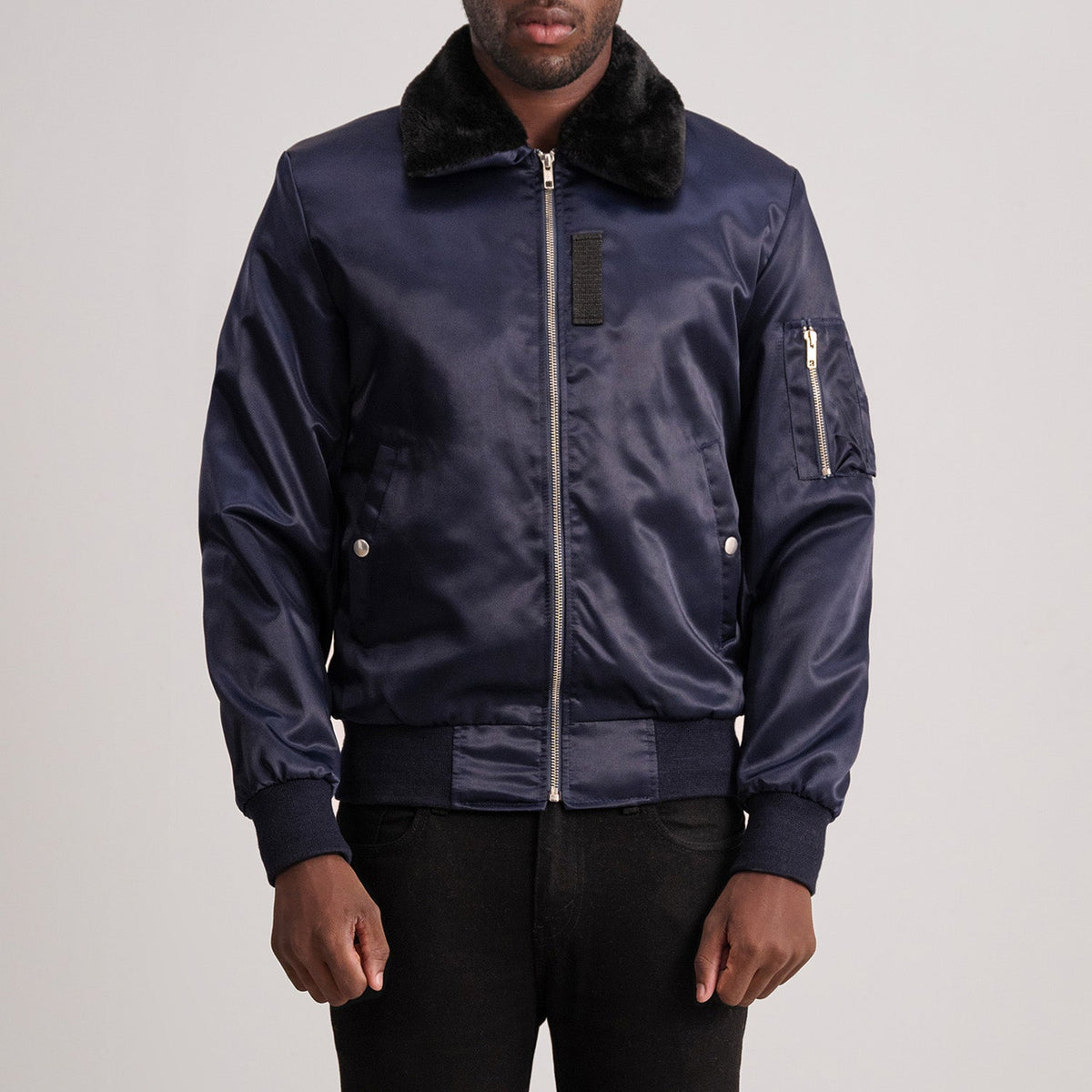 
Clyde B-15 Bleu Blouson Bombardier en Cuir pour Homme - Vue de face & silhouette ajustée | Acheter en ligne