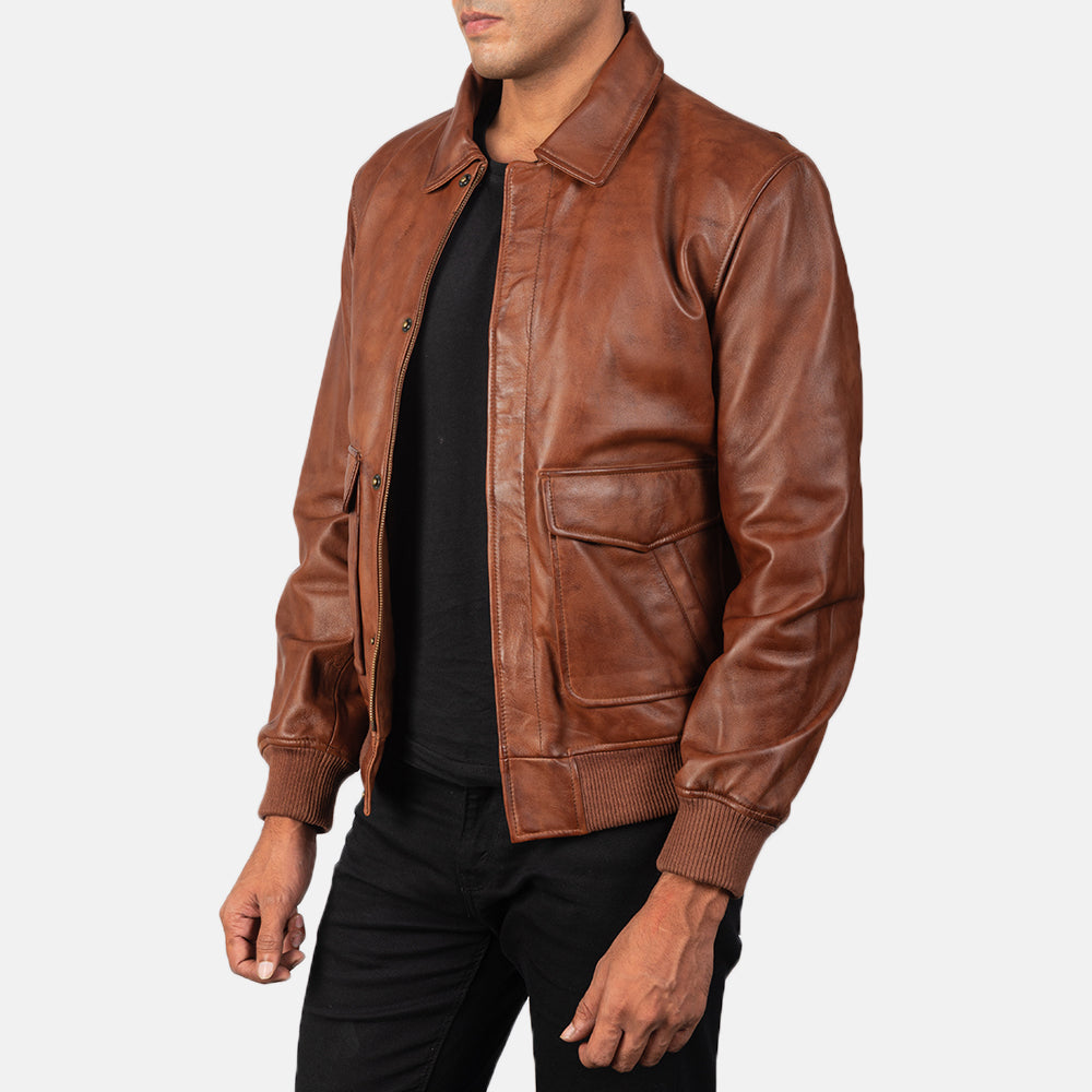 
Perspective portée de Coffmen Brown Suede A2 Bomber Jacket sur modèle - Tombé naturel à la lumière du jour