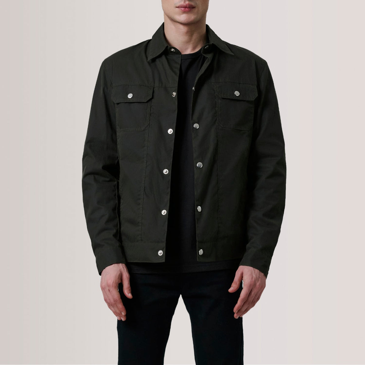 Colberto Olive Waxed Canvas Trucker Veste en Cuir pour Homme For Men in Olive Waxed Cotton Canvas - Vue de face &amp; silhouette ajustée | Acheter en ligne