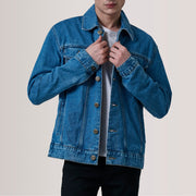 Conard Bleu Denim Trucker Veste en Cuir pour Homme For Men in Blue Full-Grain Leather - Vue de face &amp; silhouette ajustée | Acheter en ligne