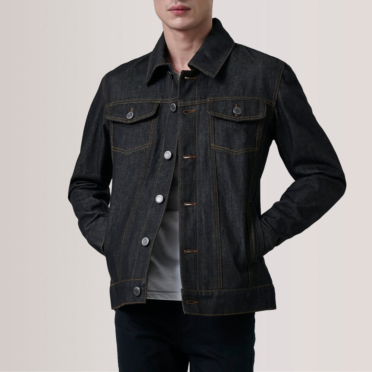 Conard Faded Noir Denim Trucker Veste en Cuir pour Homme For Men in Black Full-Grain Leather - Vue de face &amp; silhouette ajustée | Acheter en ligne