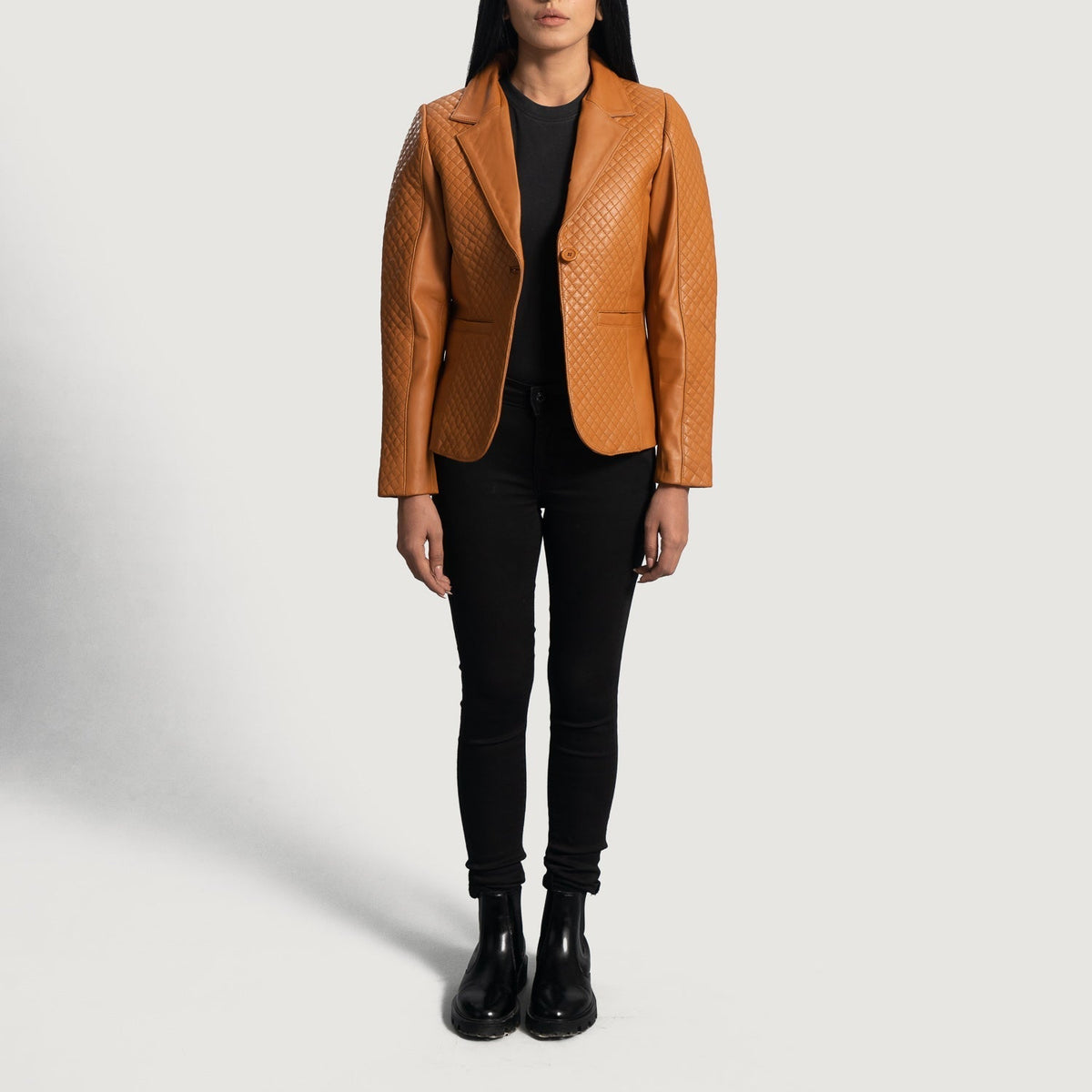
Vue détaillée of Notch & Button Hardware on Cora Matelassé Marron Blazer en Cuir en Cuir pour Femme