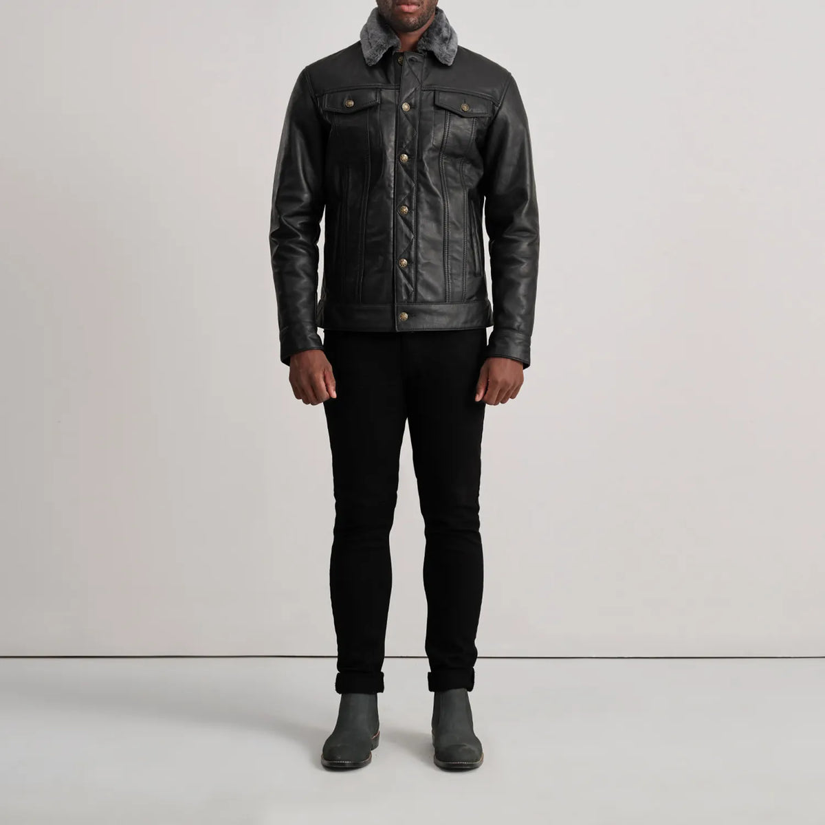 Dallis Noir Leather Shearling Trucker Veste en Cuir pour Homme - Vue de profil avec coupe de manche ergonomique