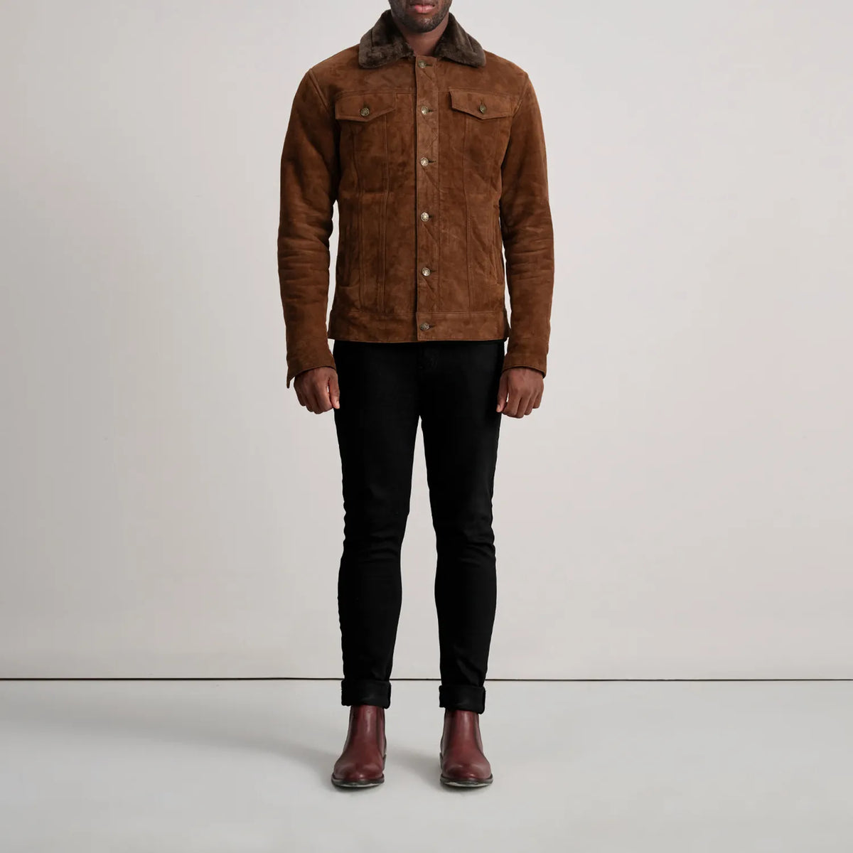 
Dallis Marron Suede Shearling Trucker Veste en Cuir pour Homme - Vue de profil mettant en valeur la coupe de manche ergonomique