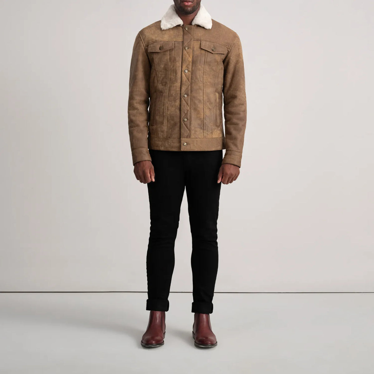 Dallis Snuffed Brown Shearling Trucker Jacket - Vue de profil avec coupe de manche ergonomique