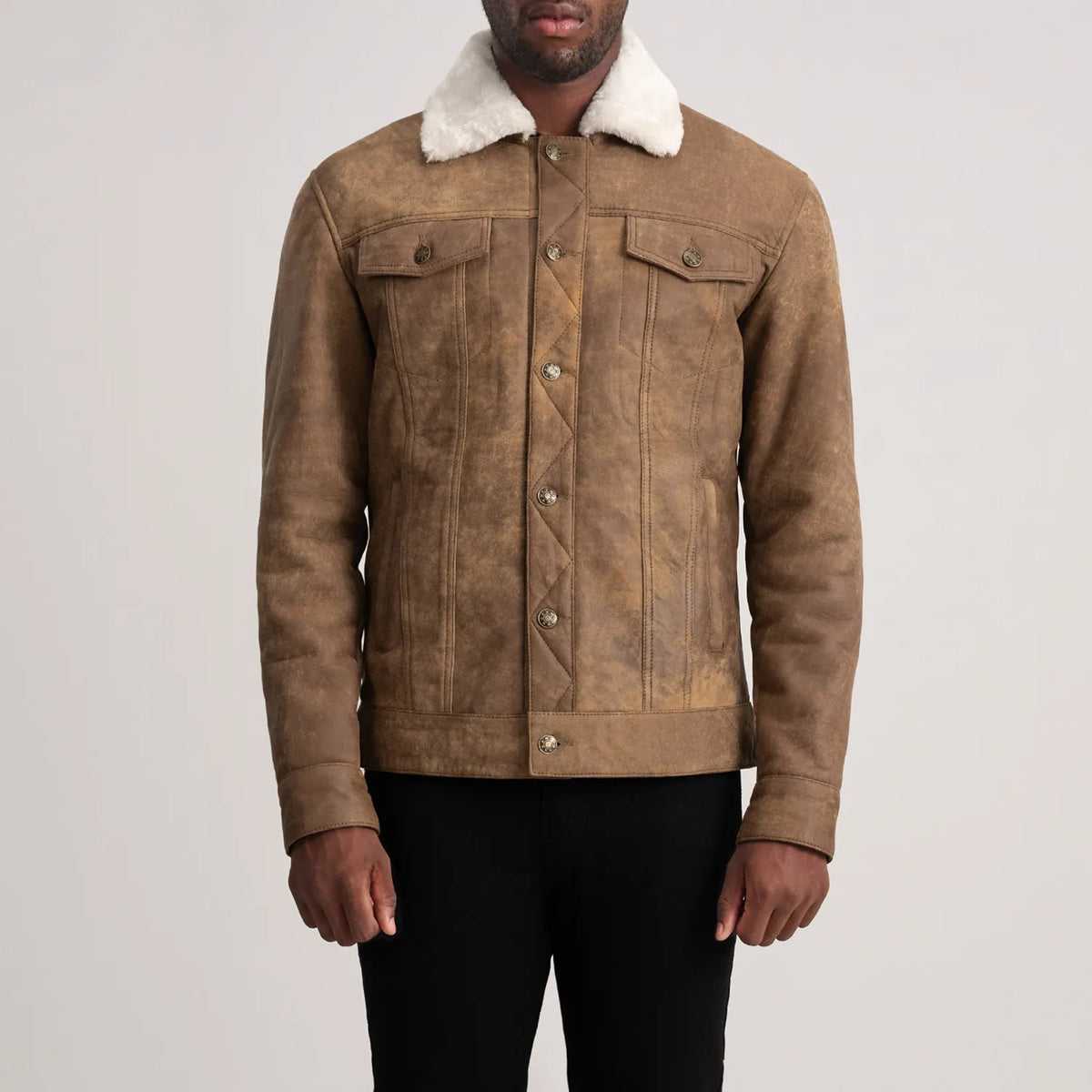 Vue détaillée of Classic Collar &amp; Button Hardware on Dallis Snuffed Brown Shearling Trucker Jacket
