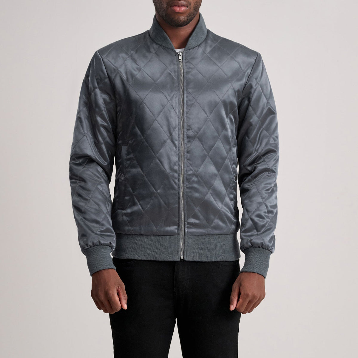 
Danson Matelassé Gris Varsity Veste en Cuir pour Homme in Grey Satin - Vue de face & silhouette ajustée | Acheter en ligne