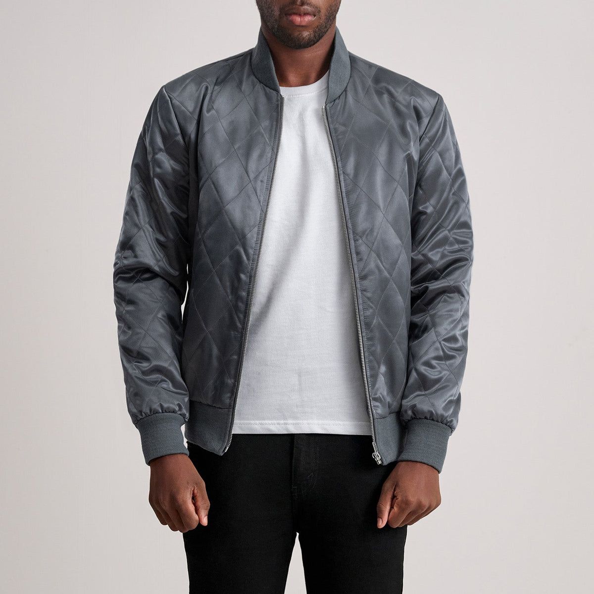 
Danson Matelassé Gris Varsity Veste en Cuir pour Homme - Vue de profil mettant en valeur la coupe de manche ergonomique