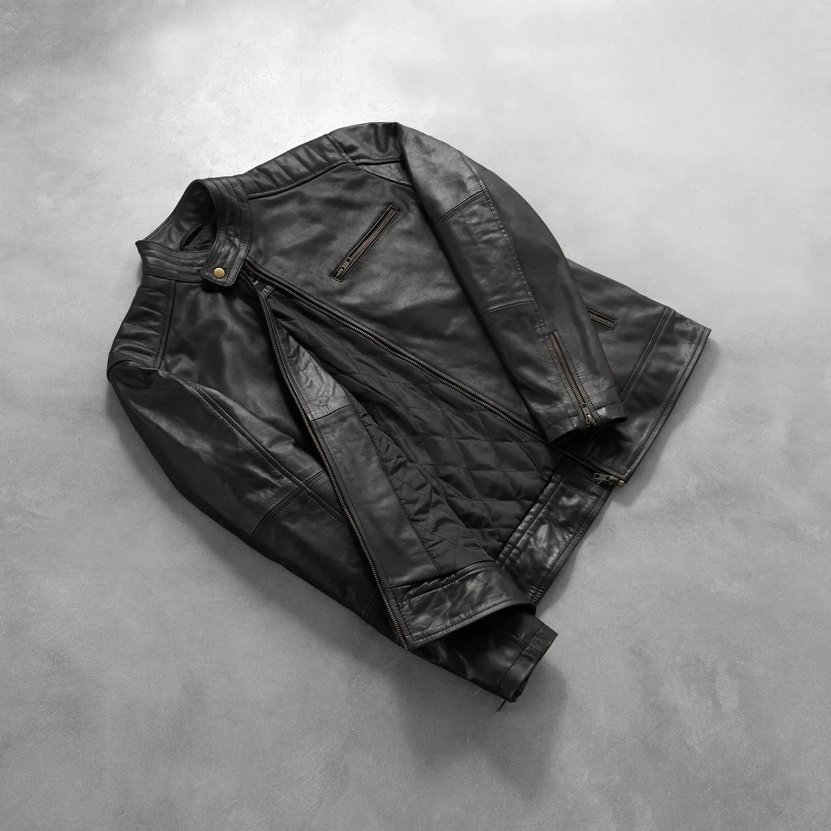 Styled Fit Perspective of Dean Noir Veste Motard en Cuir pour Homme on Model - Natural Daylight Drape