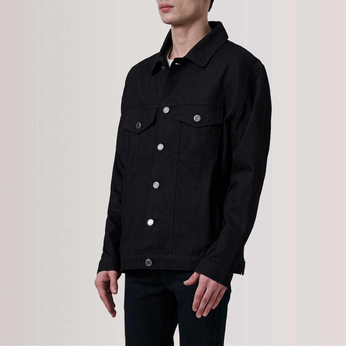 
Eddie Noir Oversized Denim Trucker Veste en Cuir pour Homme For Men - Vue de profil mettant en valeur la coupe de manche ergonomique