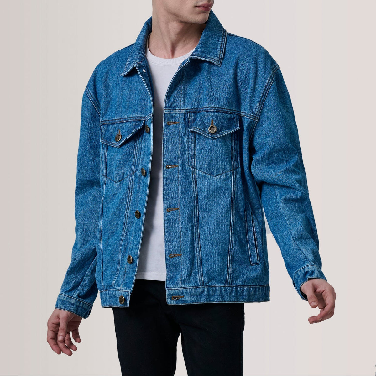 
Eddie Dark Bleu Oversized Denim Trucker Veste en Cuir pour Homme For Men in Dark Blue Full-Grain Leather - Vue de face & silhouette ajustée | Acheter en ligne