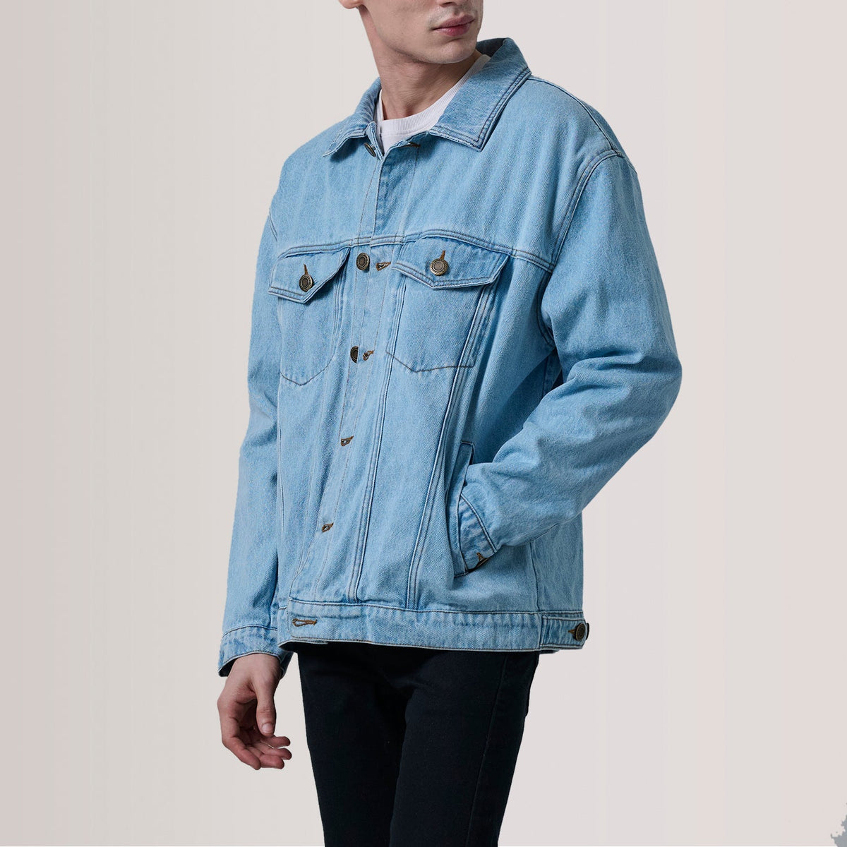 
Eddie Light Bleu Oversized Denim Trucker Veste en Cuir pour Homme For Men - Vue de profil mettant en valeur la coupe de manche ergonomique