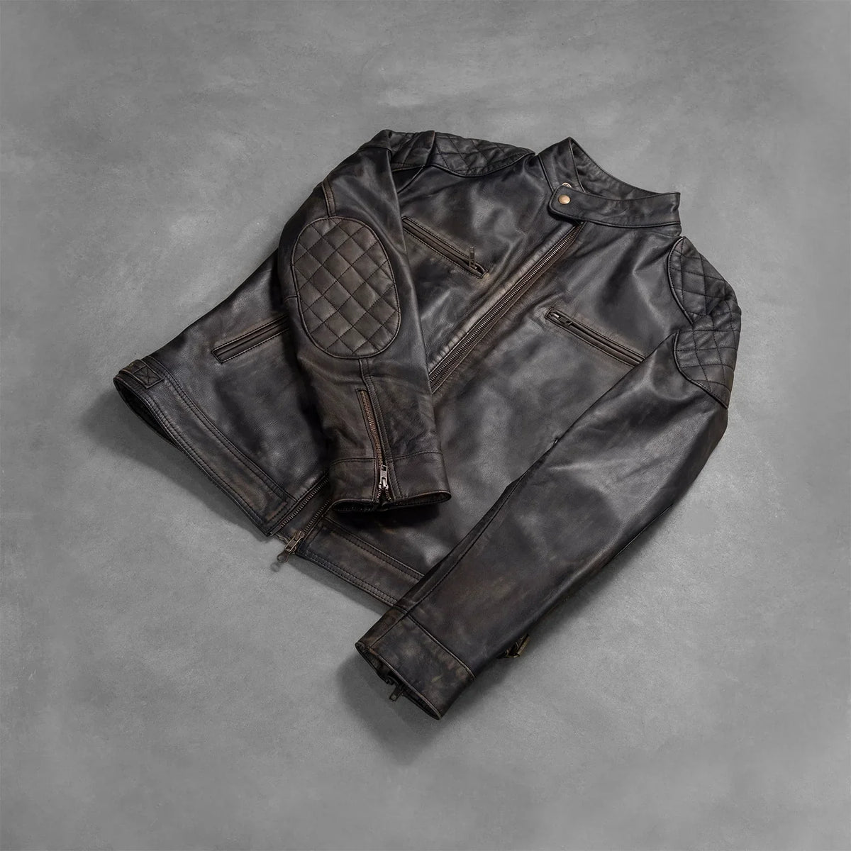 Perspective portée de Gatsby Quilted Distressed Brown Leather Jacket sur modèle - Tombé naturel à la lumière du jour