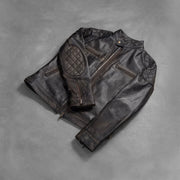 Perspective portée de Gatsby Quilted Distressed Brown Leather Jacket sur modèle - Tombé naturel à la lumière du jour
