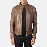 Gatsby Mocha Veste Motard en Cuir pour Homme in Dark Brown Sheepskin Leather - Vue de face &amp; silhouette ajustée | Acheter en ligne