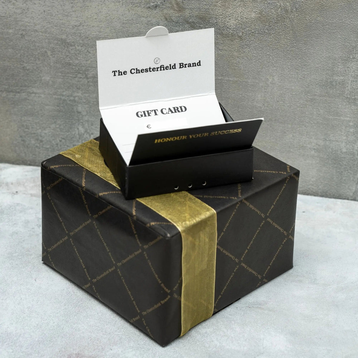 
Giftset Leather Writing Case and Pen (Passport holder) - Vue de profil mettant en valeur la coupe de manche ergonomique