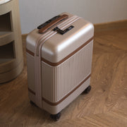 
Classic 100% Full-Grain leather Goods - Vue arrière montrant la carrure ajustée et l'ourlet net