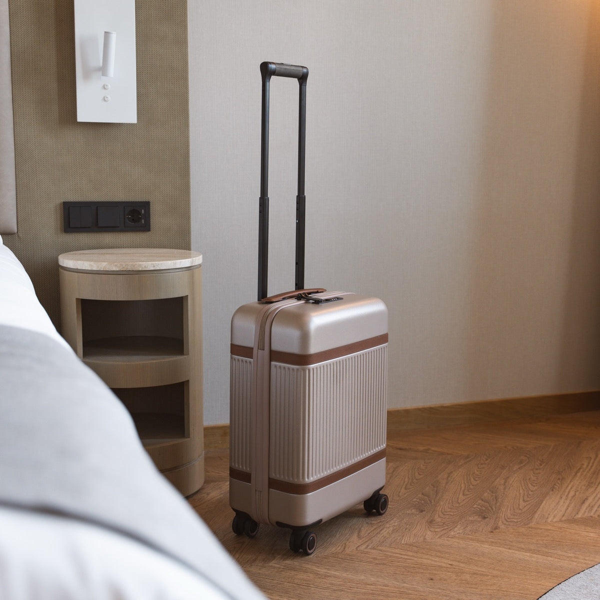 
Hand Luggage Suitcase Zuna pour Femme pour Femme - Vue de profil mettant en valeur la coupe de manche ergonomique