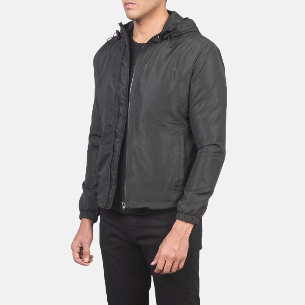 
Black Polyester Hooded Jacket - Vue arrière montrant la carrure ajustée et l'ourlet net