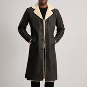 Vue détaillée of Notch &amp; Button Hardware on Kolby Tumbled Brown Shearling Long Coat
