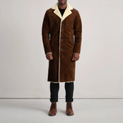 
Kolby Brown Suede Shearling Long Coat - Vue de profil mettant en valeur la coupe de manche ergonomique