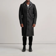 
Kolby Distressed Black Shearling Long Coat - Vue de profil mettant en valeur la coupe de manche ergonomique