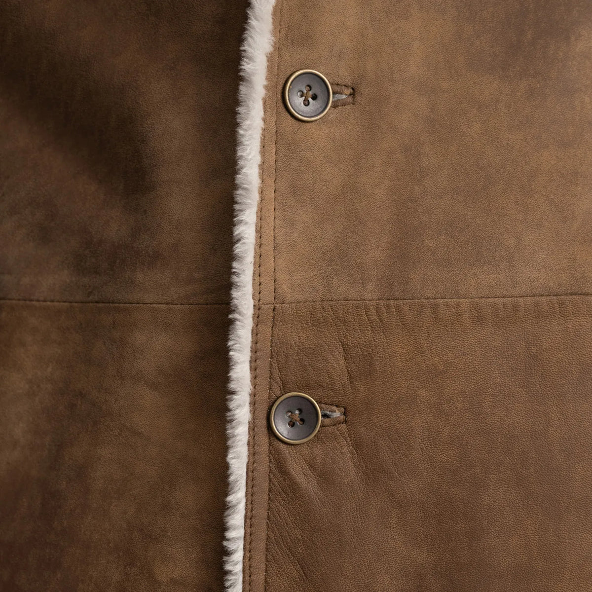 
Vue détaillée of Notch & Button Hardware on Kolby Distressed Brown Shearling Long Coat