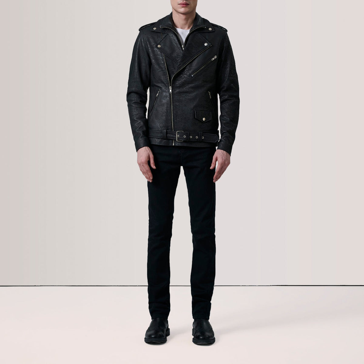 
Distressed Black Sheepskin Snuffed Biker Jacket - Vue arrière montrant la carrure ajustée et l'ourlet net