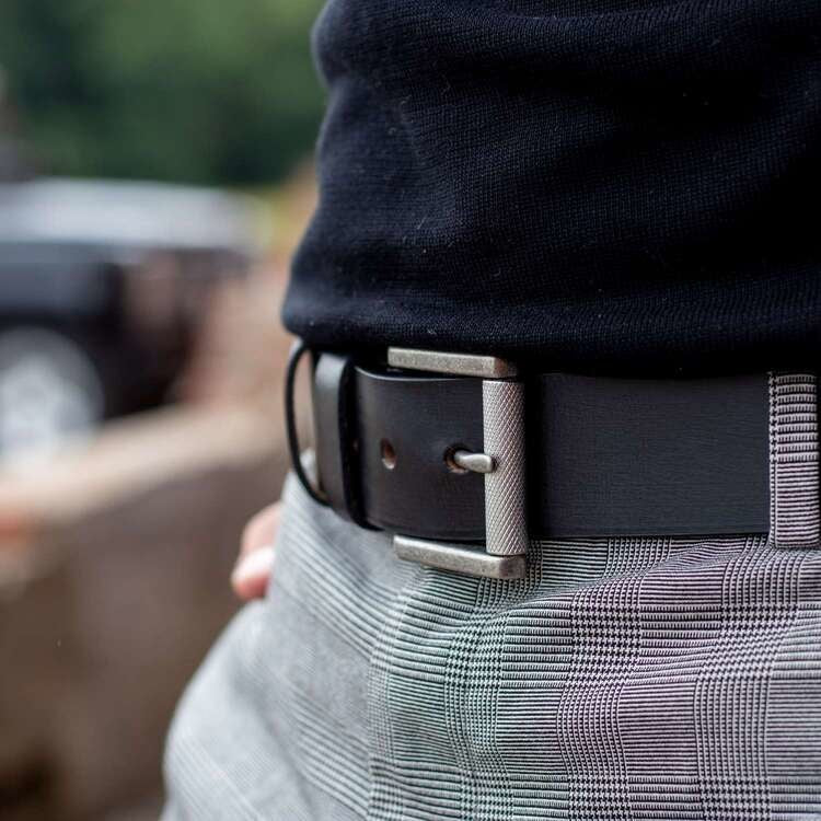 
Aayden Cuir Pleine Fleur Belt pour Homme - Perspective arrière montrant les bretelles en cuir renforcées