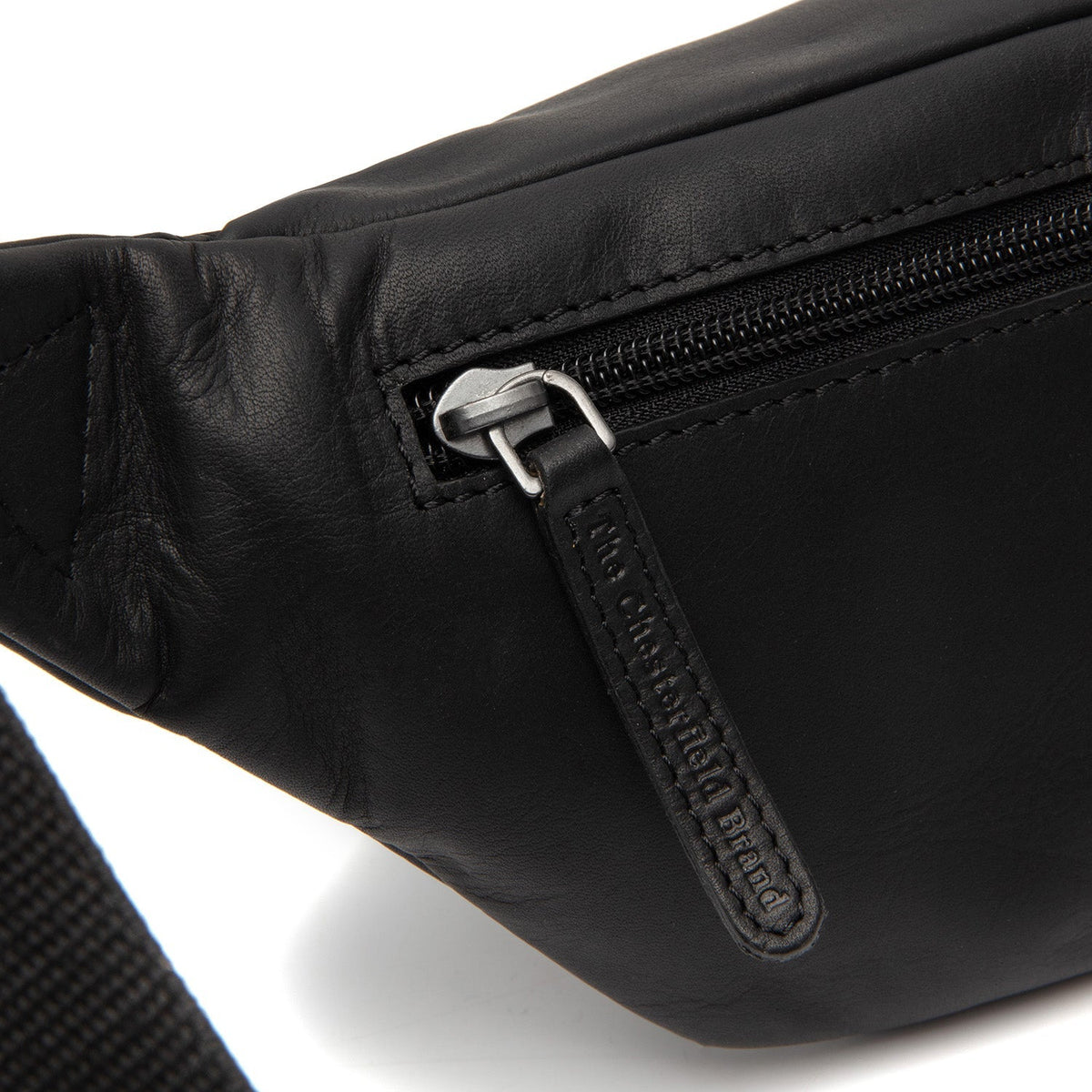 
Solid Antique Brass Hardware & Heavy-Duty Dual Zipper Detail on Brana Sac banane en cuir pleine fleur