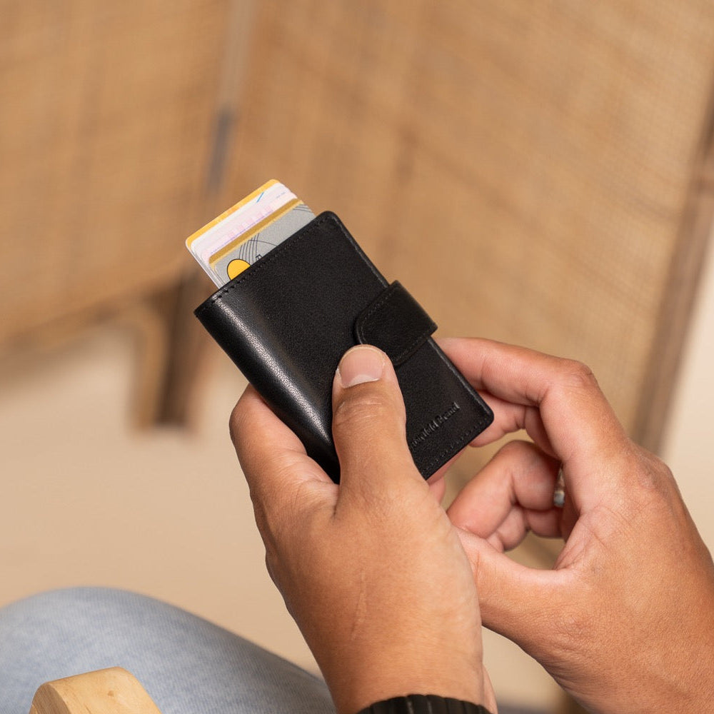 
Classic 100% Full-Grain Leather Card Holder - Perspective arrière montrant les bretelles en cuir renforcées