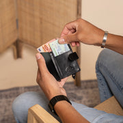 Prague Full-Grain Leather Card Holder pour Femme - Structured Side Profile Showing Gusset Depth &amp; Expansion Capacity