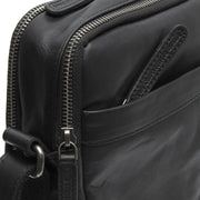 
Solid Antique Brass Hardware & Heavy-Duty Dual Zipper Detail on Alva Sac besace en cuir pleine fleur