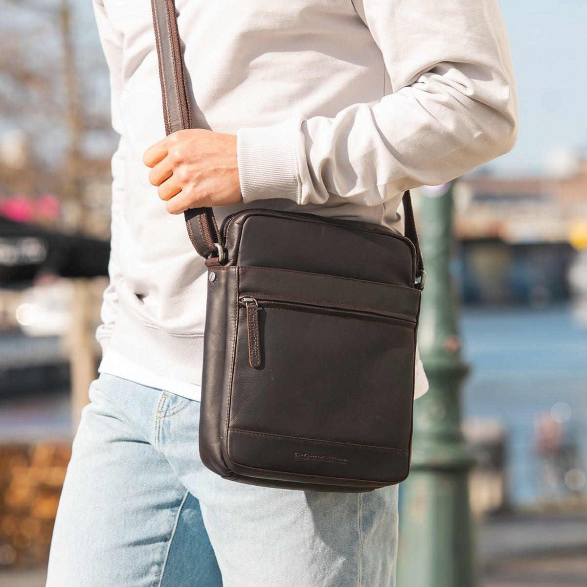 Anzora Full-Grain Leather Crossbody Bag pour Homme – Vue produit alternative 2