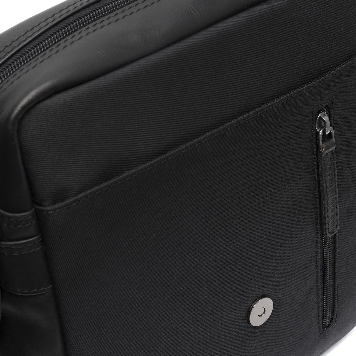 
100% Full-Grain Wax Pull-Up 100% Full-Grain Leather Grain Texture & Handcrafted Patina Detail