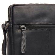 
Solid Antique Brass Hardware & Heavy-Duty Dual Zipper Detail on Montira Sac besace en cuir pleine fleur