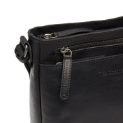 
Solid Antique Brass Hardware & Heavy-Duty Dual Zipper Detail on Mumbai Sac besace en cuir pleine fleur