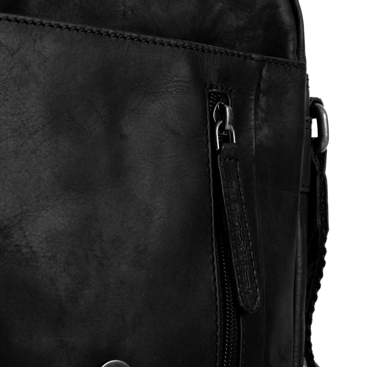 
Solid Antique Brass Hardware & Heavy-Duty Dual Zipper Detail on Remy Sac besace en cuir pleine fleur