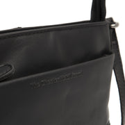 
Solid Antique Brass Hardware & Heavy-Duty Dual Zipper Detail on Salerno Sac besace en cuir pleine fleur