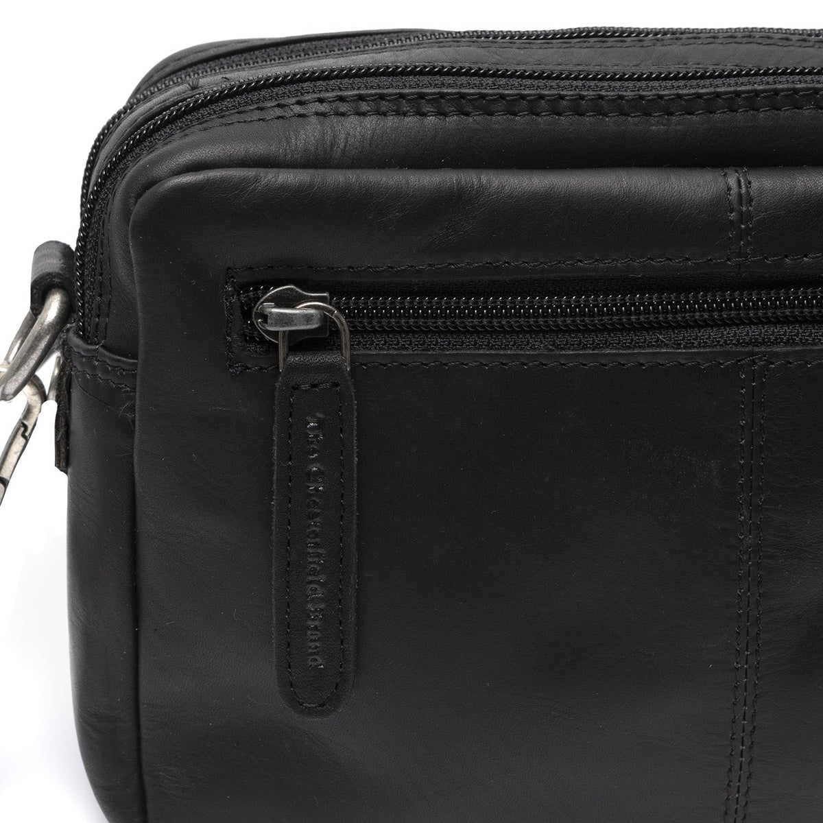 
Solid Antique Brass Hardware & Heavy-Duty Dual Zipper Detail on Samui Sac besace en cuir pleine fleur